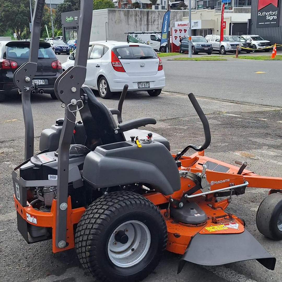 USED Husqvarna MZ54 Zero-Turn Mower with 54" Side Discharge Deck image 4